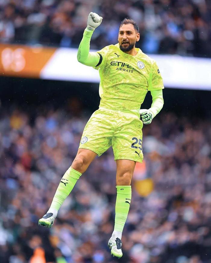 包含里程碑夜曼联主帅复盘，荷甲转会期刷纪录，话题不断，训练强度明显提升的词条