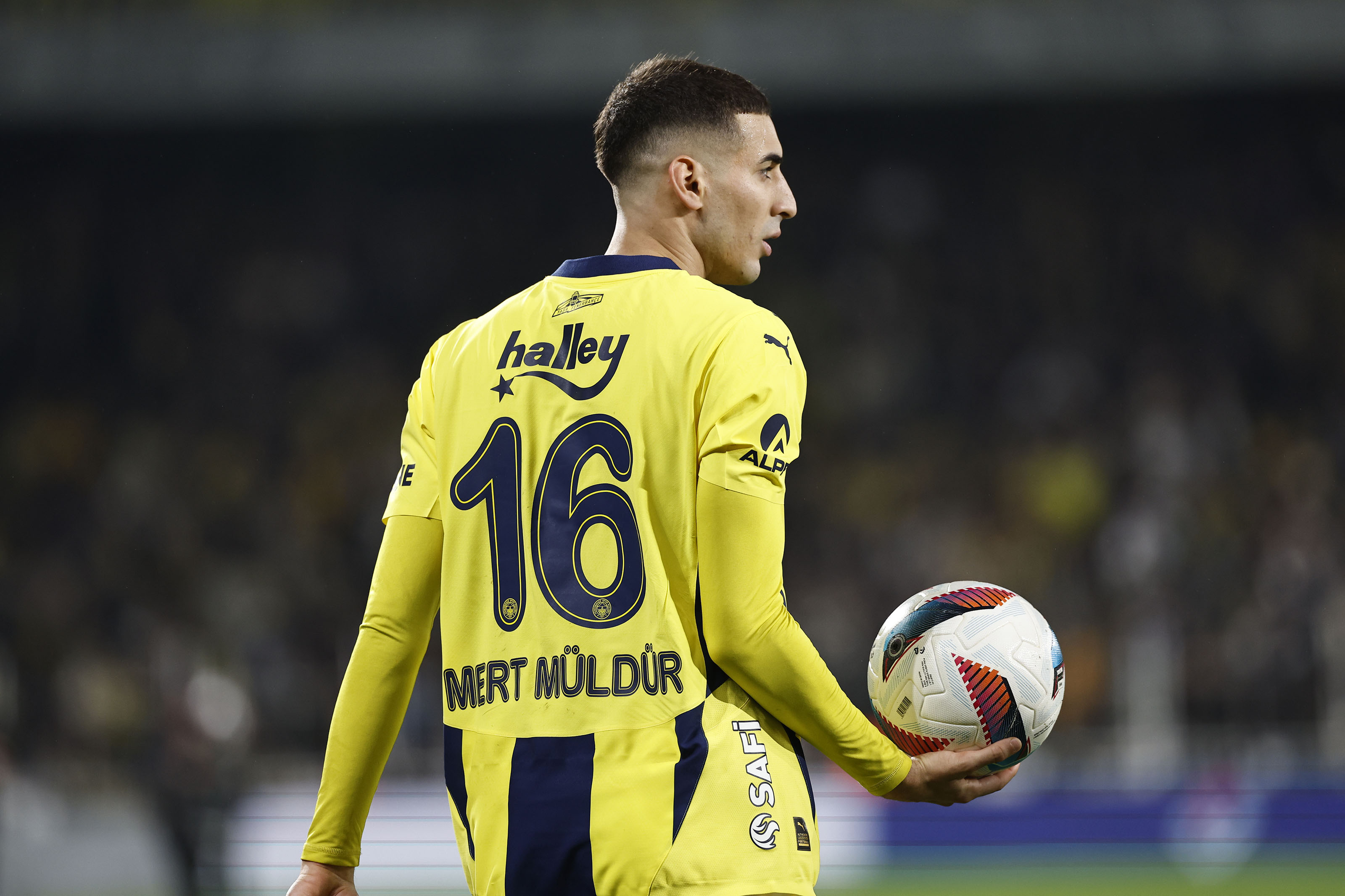 欧联今晨再迎强敌，法兰克福再遭质疑，主帅态度：悬念犹存，资深球员宣示担当的简单介绍