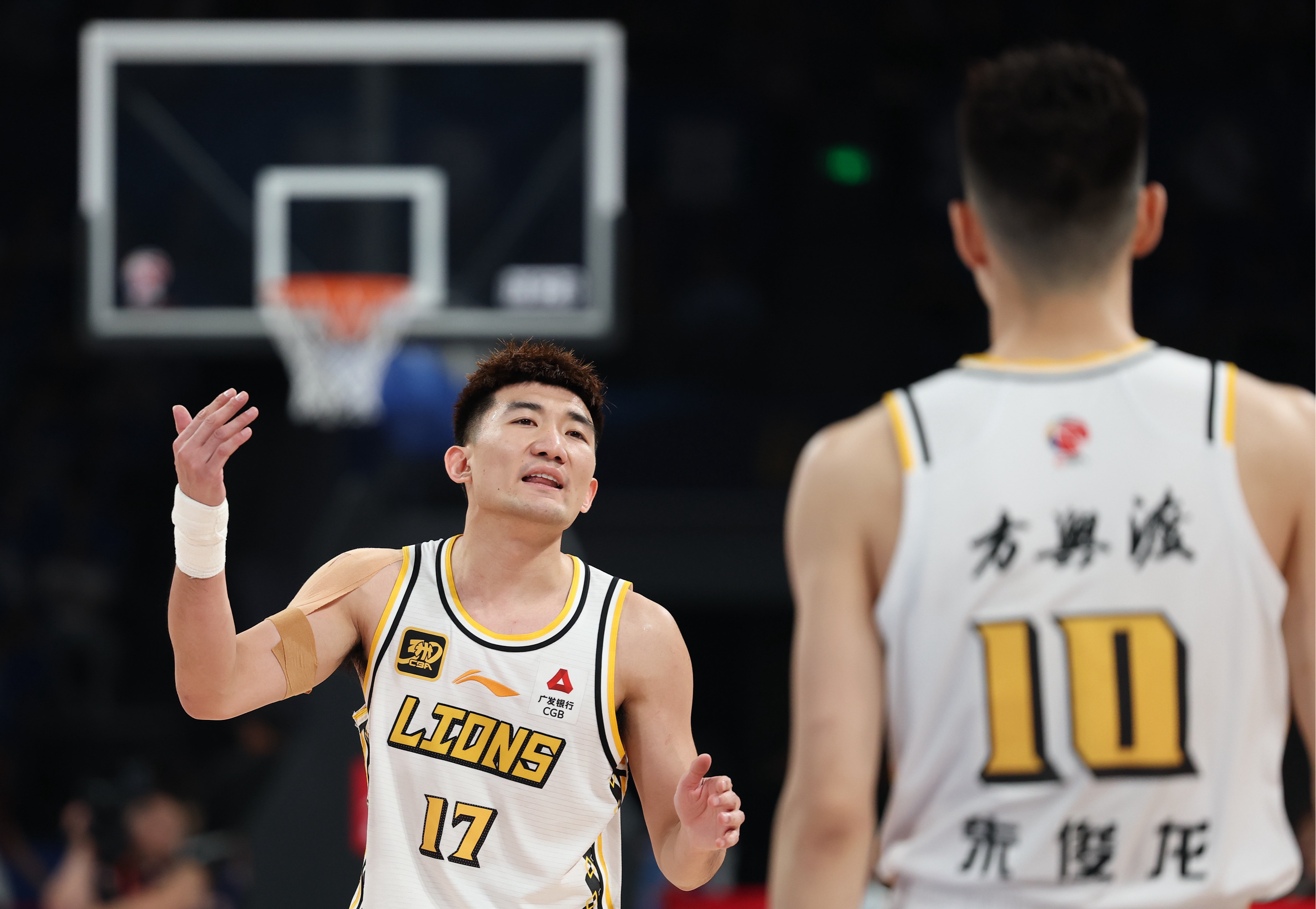 从浓眉哥关键时刻高光表现到清晨山东男篮备战NBA总决赛，国际米兰赛前复出首秀(姚明nba比赛回放)