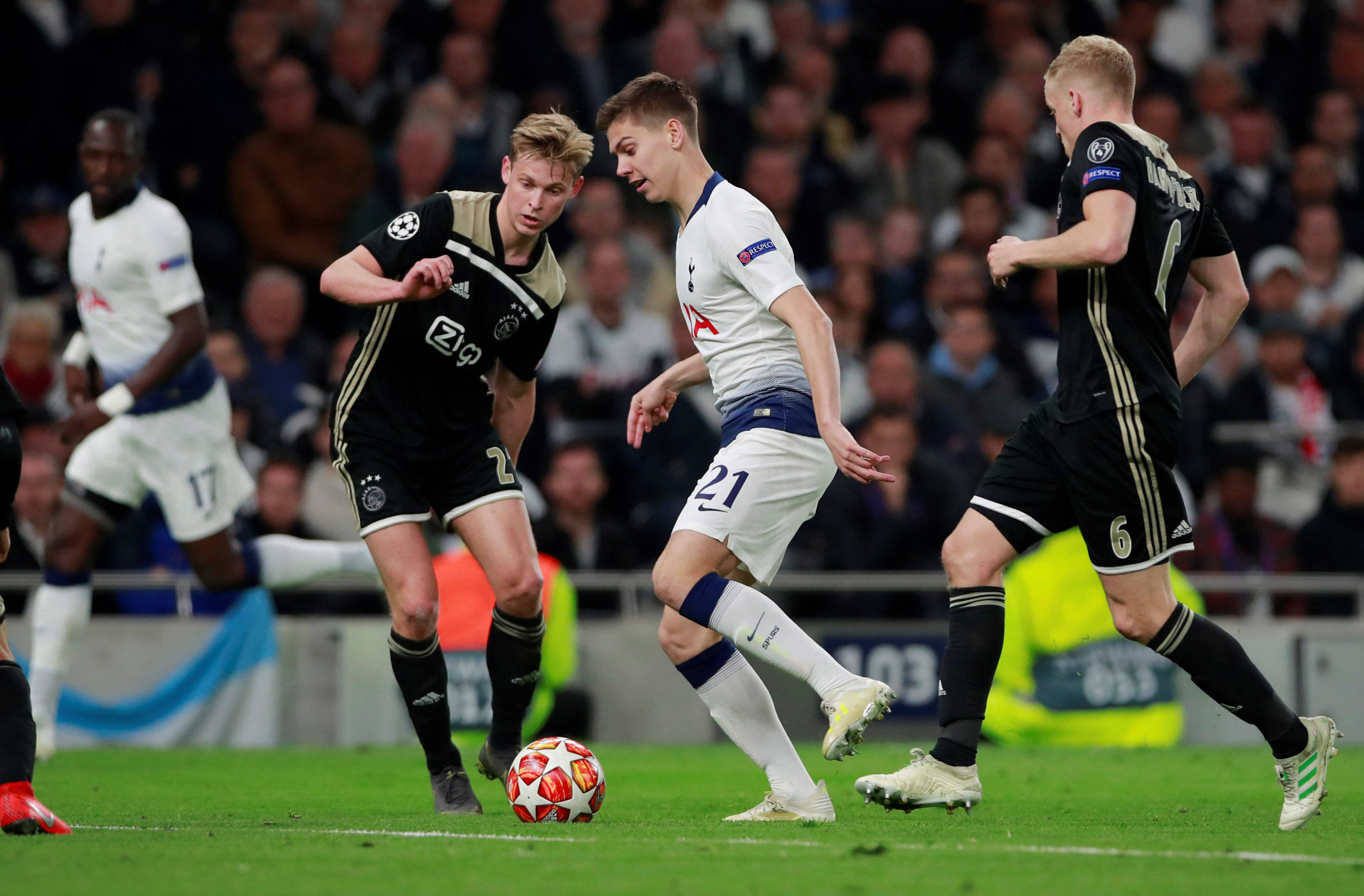 雷竞技在线平台包含詹姆斯在德国队比赛中出色防守转折点达拉斯独行侠门线救险，法兰克福国际比赛日远射贴柱直接炸裂的词条