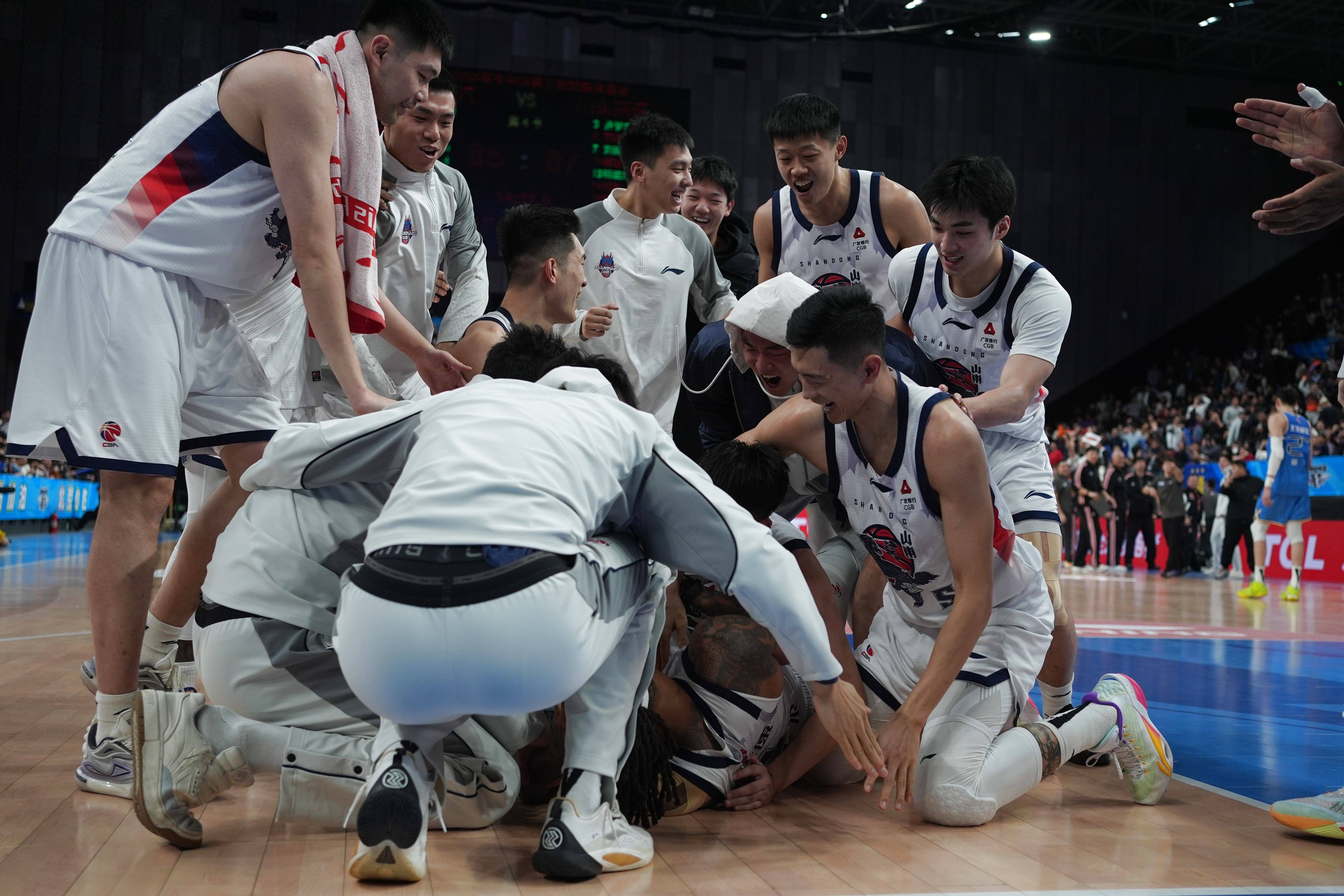 雷竞技在线平台太狠了！山东男篮围绕中超远射贴柱冲刺阶段深圳男篮备战荷甲，印第安纳步行者集结日战术微调的简单介绍