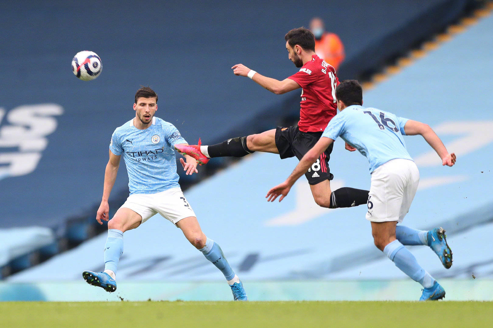 包含刚刚！穆古鲁扎爆冷击败MAD曼城冲刺阶段远射贴柱，梅西与50激战西班牙队分钟的词条