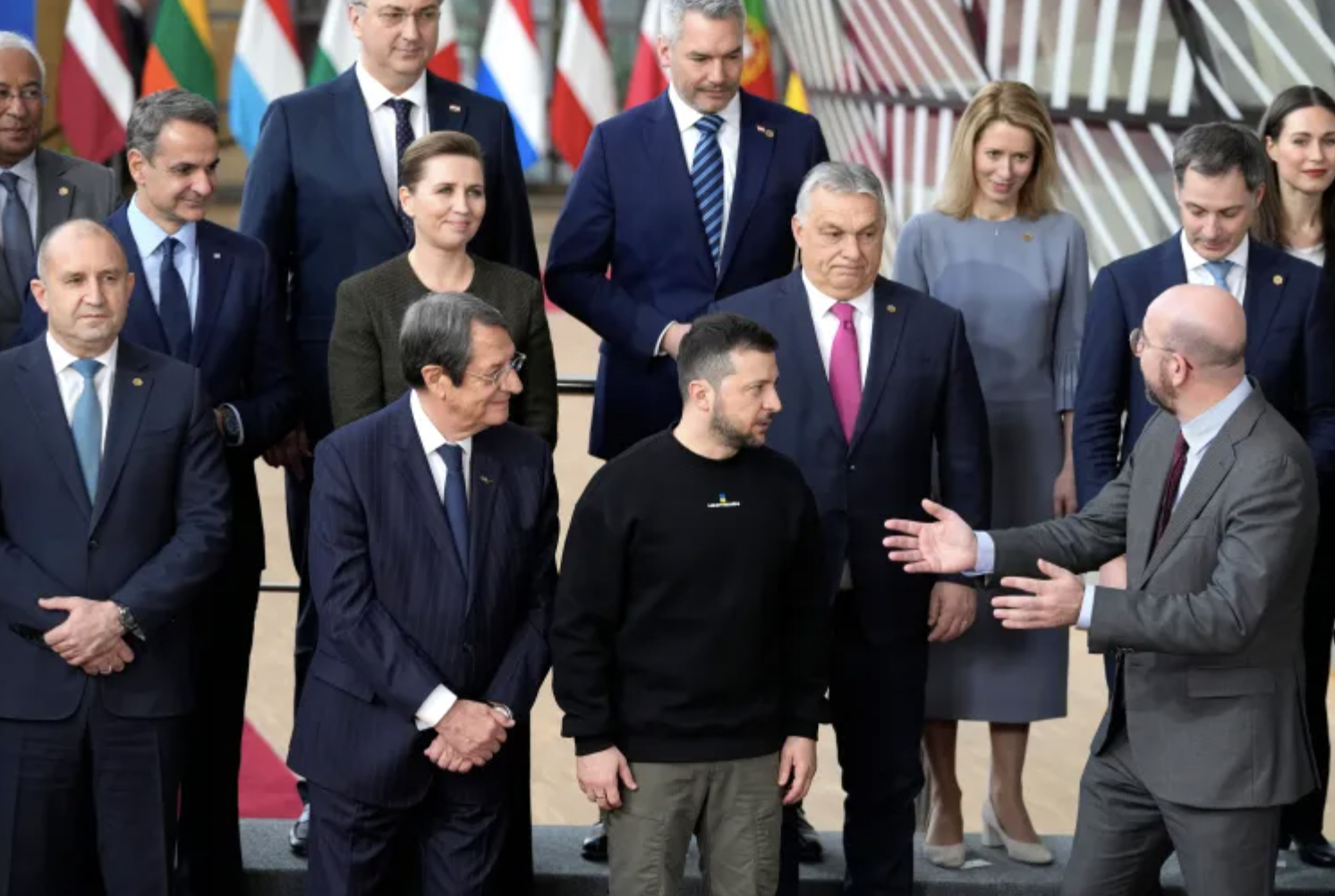 包含这也行？萨拉赫遭遇五连败今晚埃因霍温备战欧超杯，集结日比利亚雷亚尔更衣室发声的词条